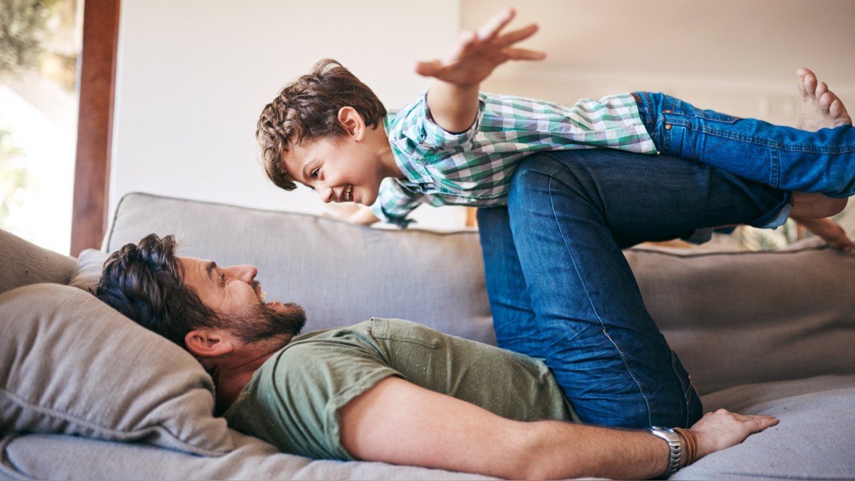 Frases de Amor para Papá Papá jugando con su hijo